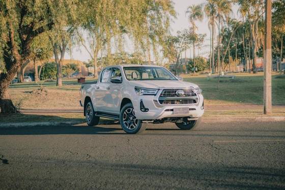 TOYOTA HILUX 2.8 D-4D TURBO DIESEL CD SRX 4X4 AUTOMÁTICO